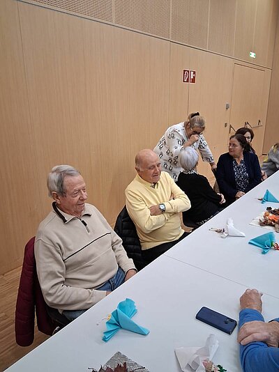 Abschlussfeier mit Präsentation, Ehrungen, Tombola und Essen