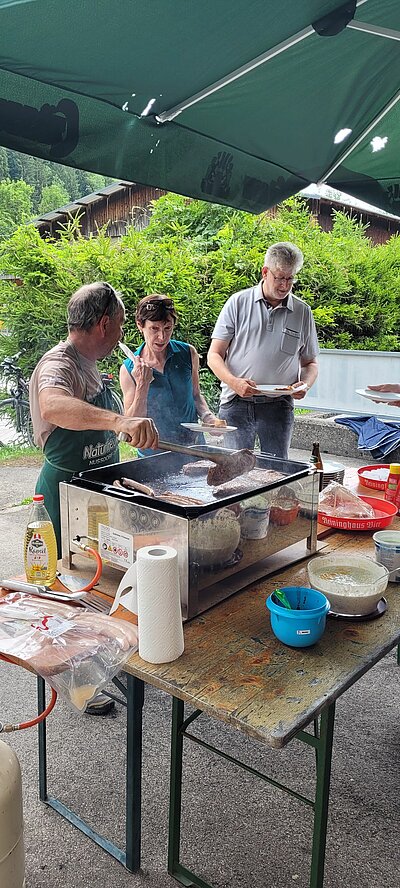 Radlfahren und Grillen der Naturfreunde