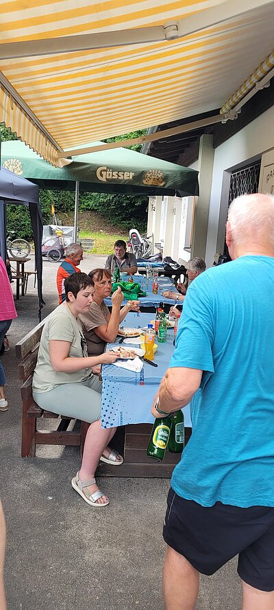 Radlfahren und Grillen der Naturfreunde