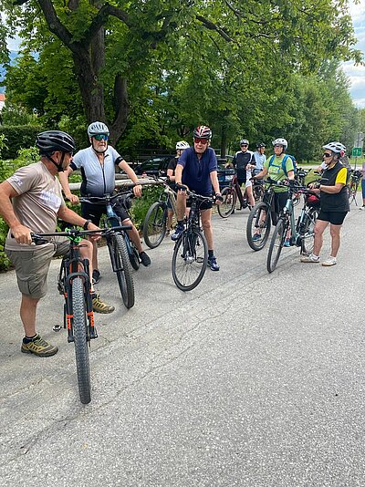 Radlfahren und Grillen der Naturfreunde