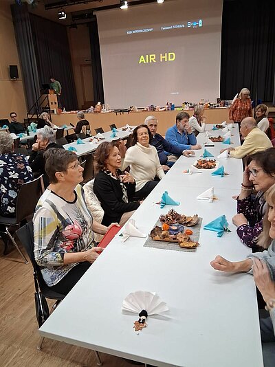 Abschlussfeier mit Präsentation, Ehrungen, Tombola und Essen