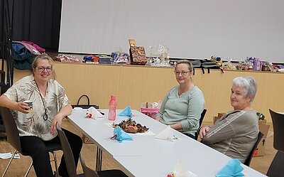 Abschlussfeier mit Präsentation, Ehrungen, Tombola und Essen