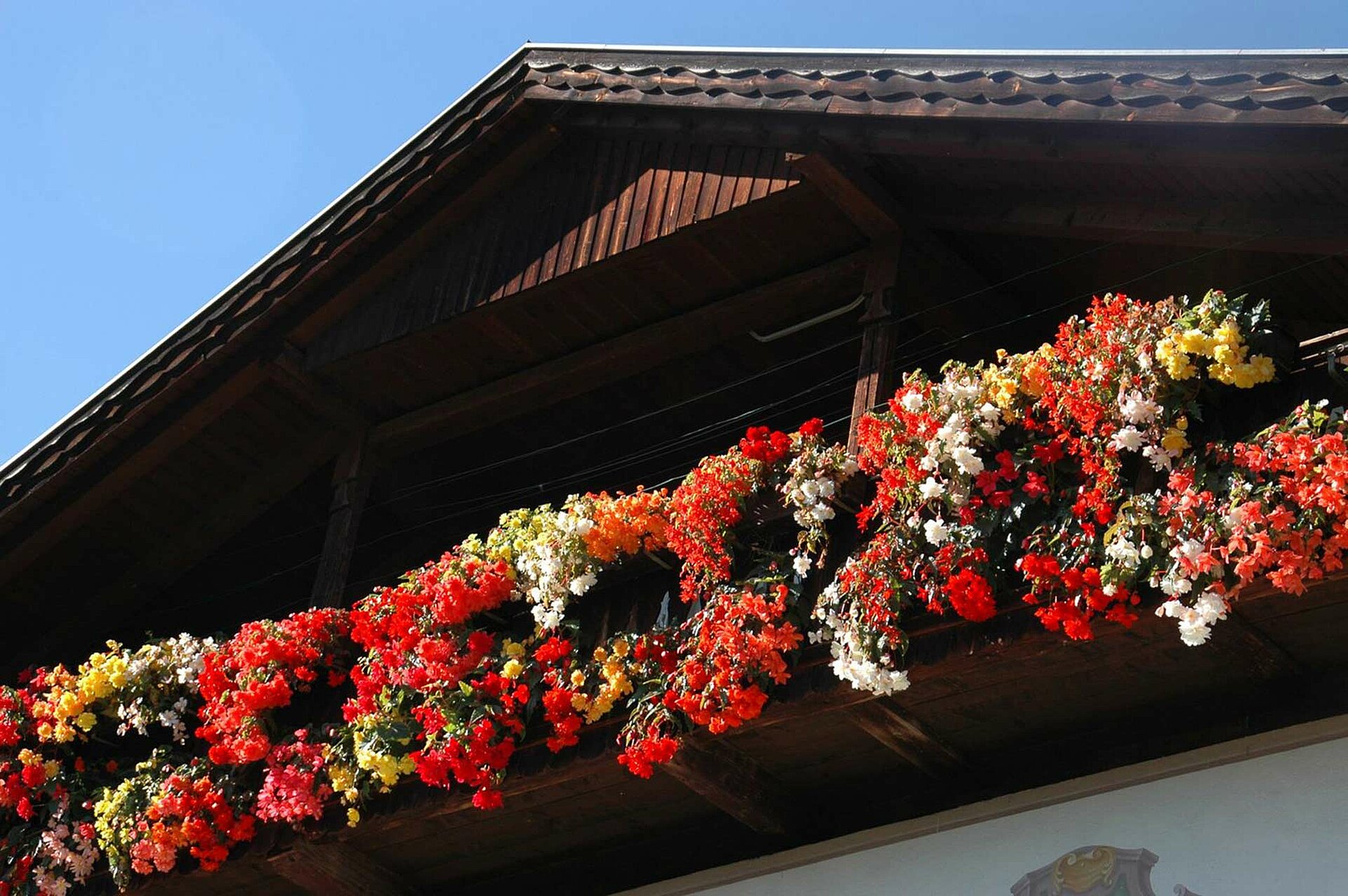 Balkon mit Blumenschmuck