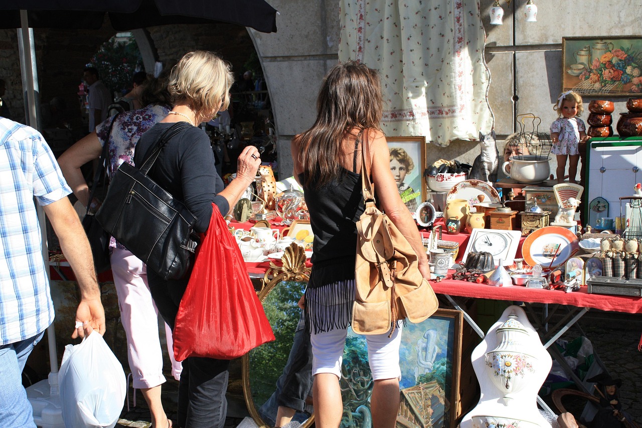 Flohmarkt am Parkplatz des Wohn- und Pflegeheimes Flohmarkt am Parkplatz des Wohn- und Pflegeheimes
