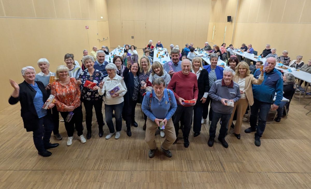 Abschlussfeier mit Präsentation, Ehrungen, Tombola und Essen